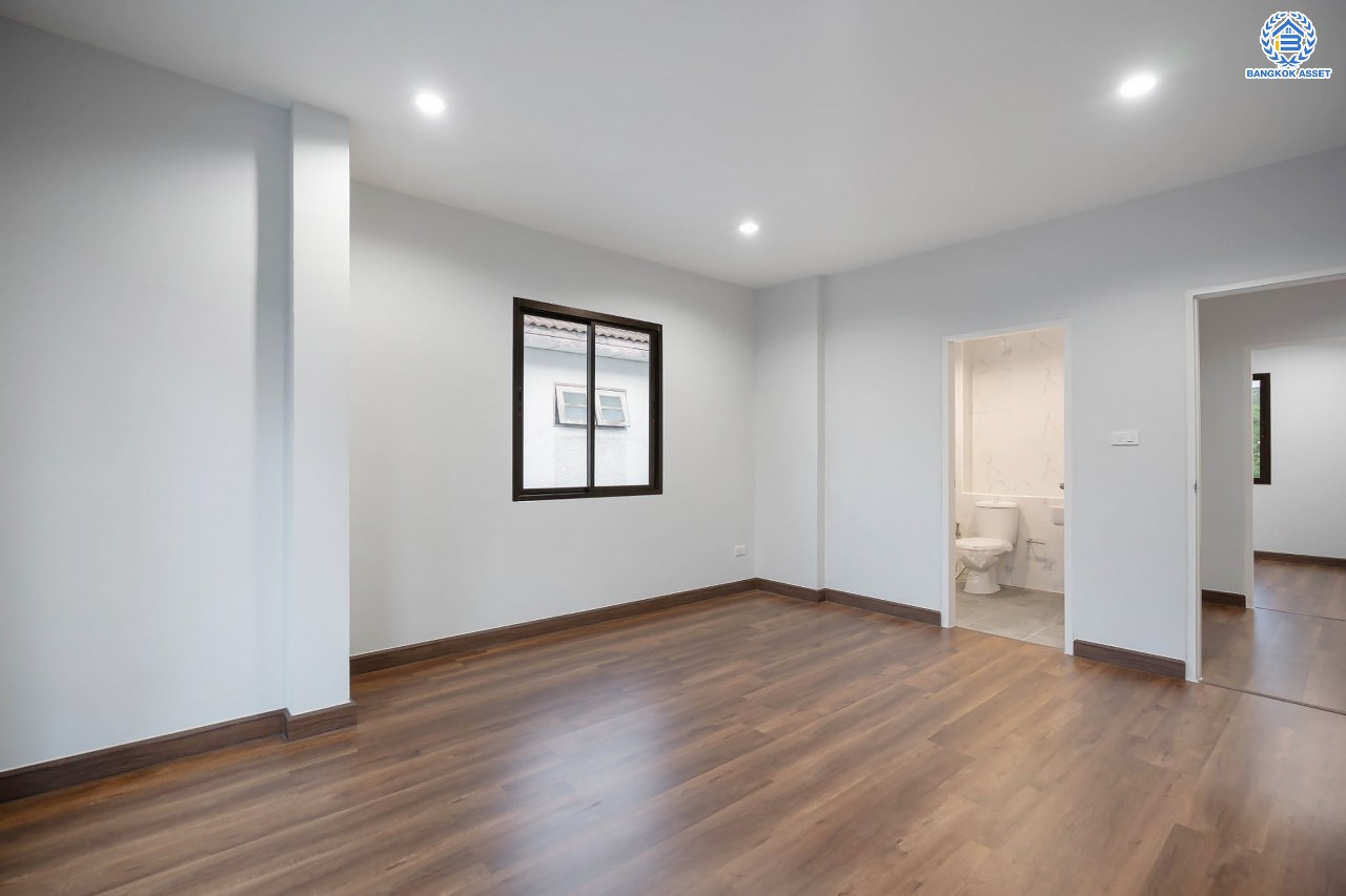 บ้านมือสองตกแต่งใหม่ ม.วรารมย์ เพชรเกษม81 แบรนด์ Q.House รองรับทุกความสุข เนื้อที่ 54 ตร.ว. ฟังก์ชัน 3 ห้องนอน 2 ห้องน้ำ 1 ห้องอเนกประสงค์ จอดรถได้ 1 คัน บนทำเลใกล้ The Mall บางแค และเชื่อมต่อ ถ.พุทธมณฑลสาย4 และ ถ.กาญจนาฯ